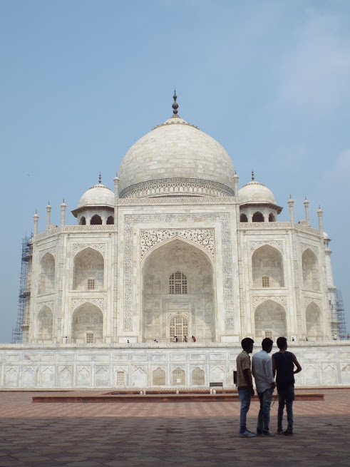 Le Taj mahal avec trois jeunes indiens