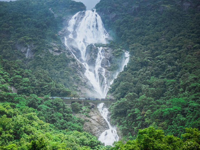 Les chutes de Dudhsagar dans létat de Goa