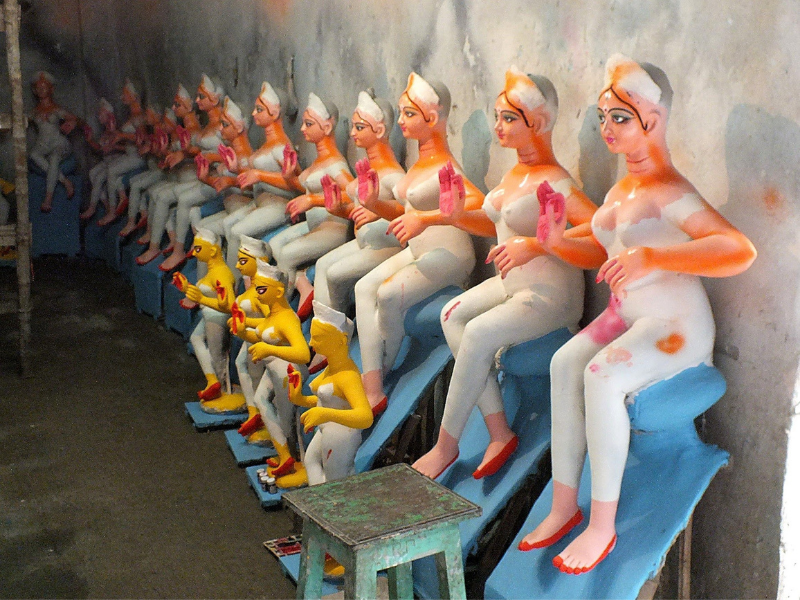 Les statues de la deesse Durga en préparation dan sle quartier des sculpteurs de Kumartuli à Kolkata