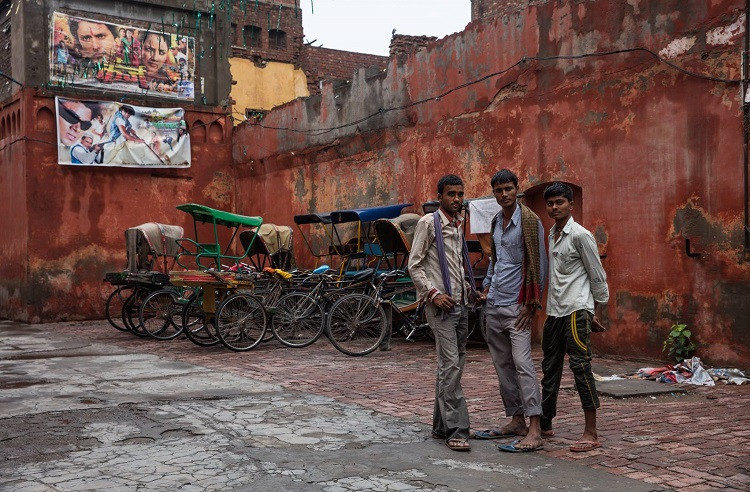 Jeunes Rickshaw walas à Delhi