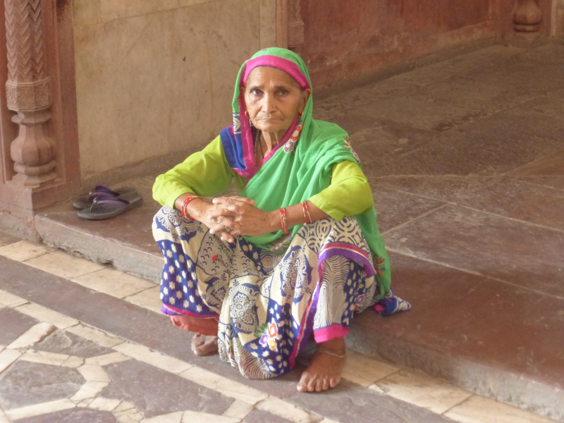 femme en sari assise Delhi