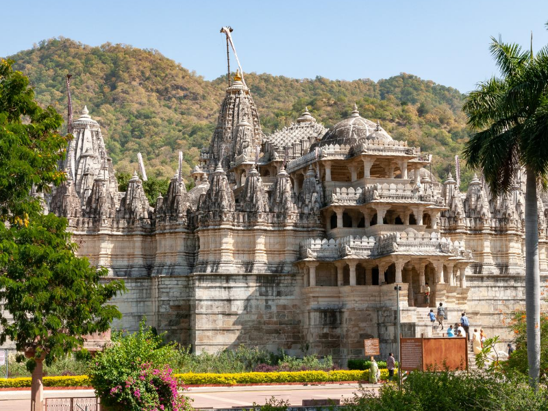 Jour 9 : Trajet de Jodhpur à Udaipur (4h de route) et visite du temple Jaïn Ranakpur